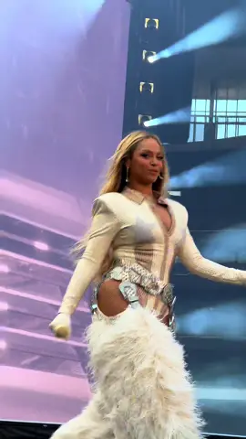 THE LARGEST 🐝 #beyonce #london #Cowboycarter #cc #cct  #cowboycarterlondon #beyhive 