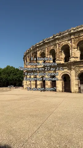 Il hérite d’un monde brisé par la guerre. Il ne prend pas le pouvoir : il le reconstruit. Il promet la paix… et la donne. Partout, il fonde des villes à son image. Parmi elles, une colonie au sud de la Gaule. Nemausus. Il y envoie ses soldats, bâtit des temples, des arènes, une tour. Il grave son autorité dans la pierre, sans jamais crier son nom. L’Empire commence avec lui, Et bien des siècles plus tard, ses traces brillent encore sous le soleil de Nîmes. #empireromain #nimes #empereurromain #empereur 