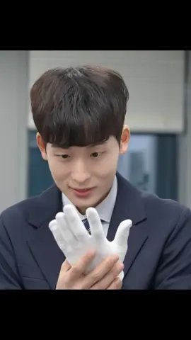 The magic gloves that control women #moviecommentary #foryourpage #filmexplanation 