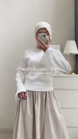 White pleated top 🤍🥛 . . . #cleanminimalist #wardrobe #minimalist #casualelegant 