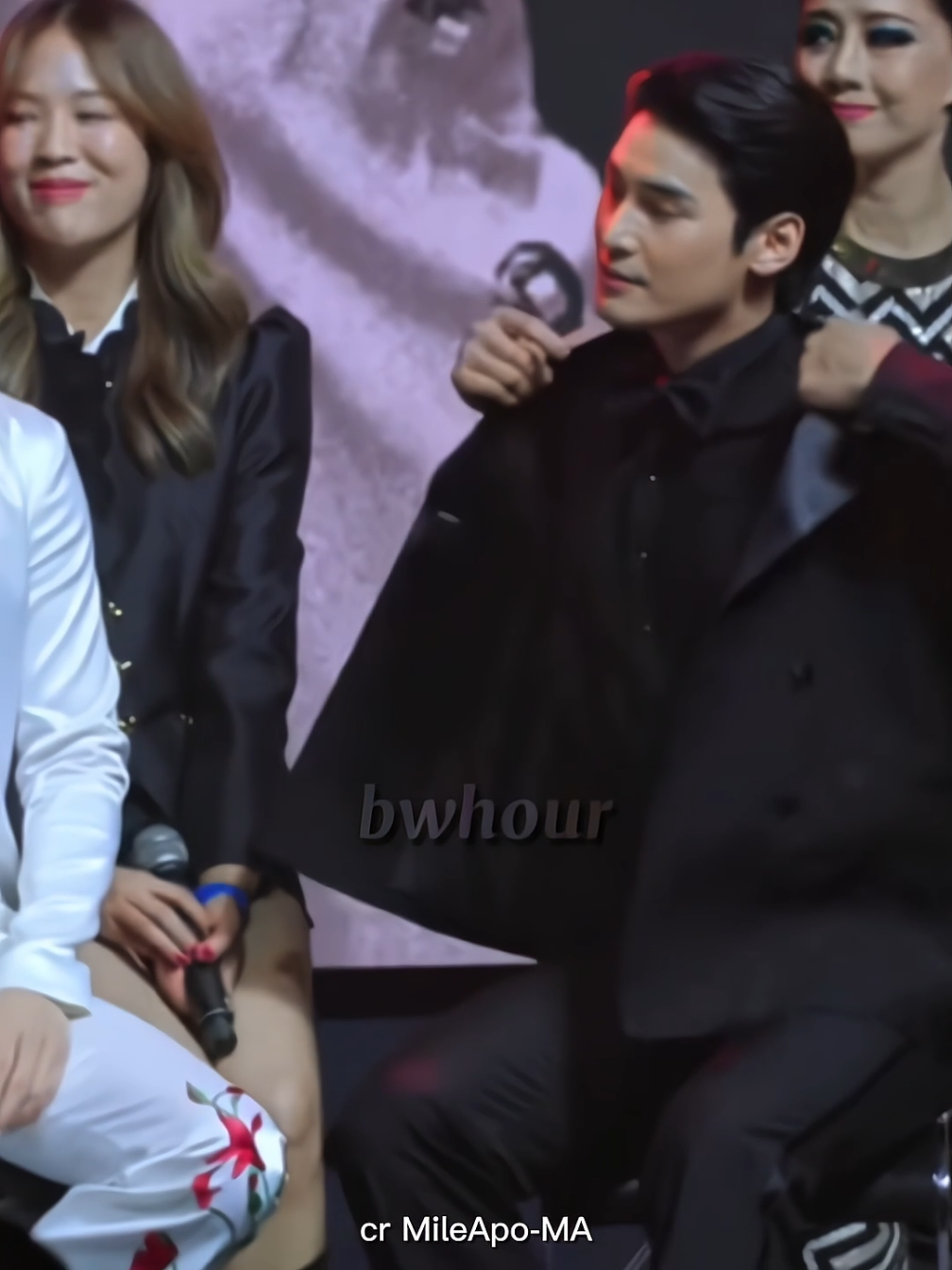 That's why he's my favorite man of all, glad I stan the right man from the beginning, no words could describe how much I love Apo 🙏🏻 #aponattawin #nnattawin #foryou #shinetheseries #shinepresscon #fyp #mileapo #fypage #xyzbca 