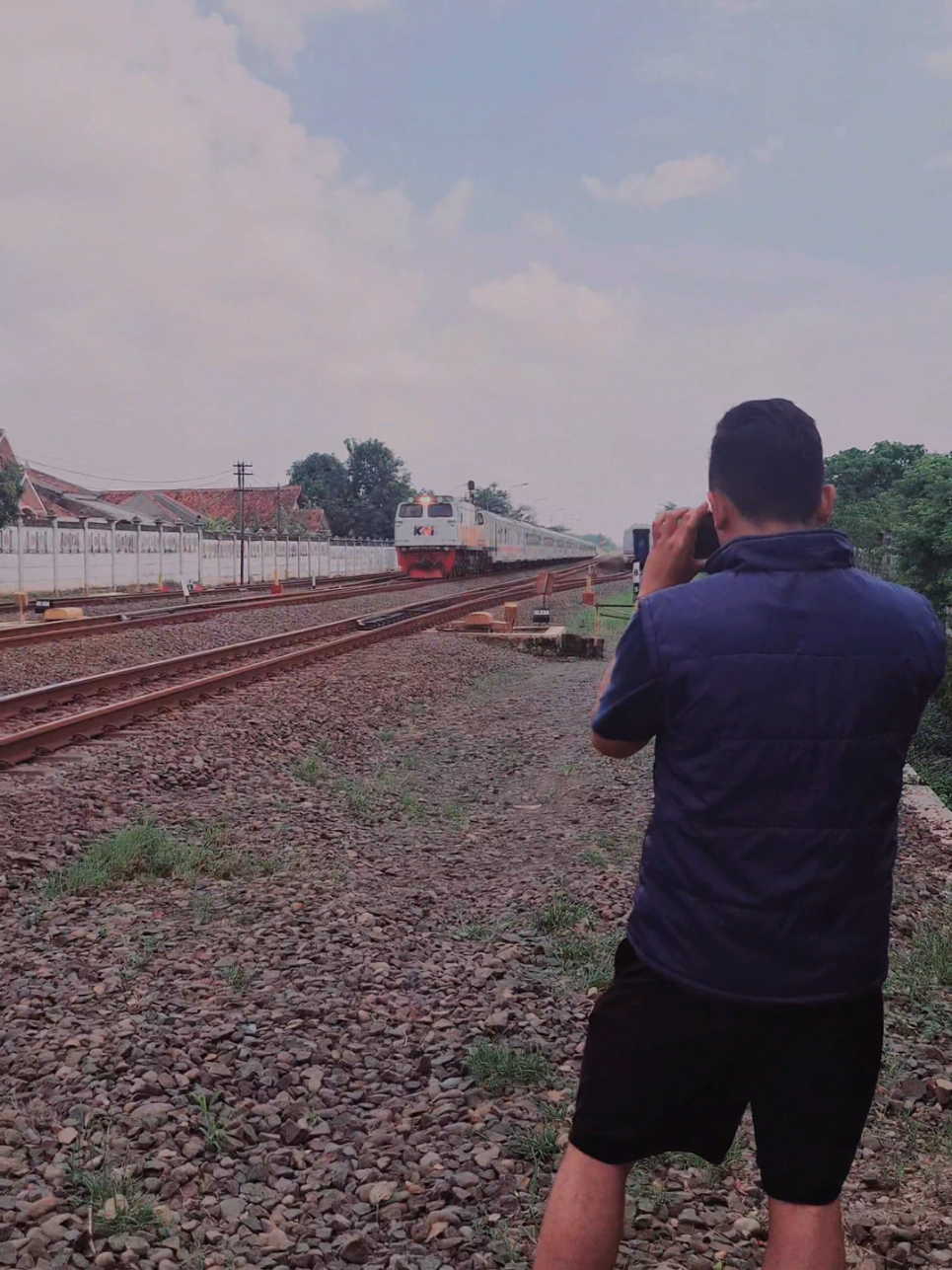 POV: Ketika ketemu senior yang sama² railfans 📍Stasiun Jerakah Late post 16 Mei 2025 #kai121 #kai #keretaapi #keretaapiindonesia #railfans #railfansindonesia #cc206 #cc201 #cc203 #fyp #latepost 