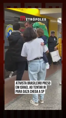 Após ser deportado nessa quinta-feira (12/6) de #Israel, onde ficou detido por quatro dias em greve de fome, o brasileiro #ThiagoÁvila, de 38 anos, desembarcou no Aeroporto Internacional de #SãoPaulo, em Guarulhos, por volta das 5h40 da manhã desta sexta-feira (13/6). Ele foi recebido por um grupo de cerca de manifestantes pró-Palestina.  O ativista estava sob custódia de Israel desde a madrugada da última segunda-feira (9/6), quando o veleiro em que estava com outros onze ativistas foi interceptado pela Marinha israelense no Mar Mediterrâneo. A embarcação Madleen, da Coalizão Flotilha da Liberdade, levava ajuda humanitária à Faixa de Gaza. Na quarta-feira (11/6), uma decisão da Justiça de Israel, após audiência com os ativistas, determinou a deportação de Thiago Ávila e retorno ao Brasil. A defesa apontou a inexistência de delito, porque os passageiros “estavam em águas internacionais com embarcação civil desarmada com autorização para navegar”. O Palácio Itamaraty confirmou, “com satisfação”, a volta de Thiago ao Brasil. “Desde a interceptação do veleiro Madleen por forças israelenses, na madrugada de 9/6, em águas internacionais entre as costas da Palestina e do Egito, o Ministério das Relações Exteriores, por meio da Embaixada do Brasil em Tel Aviv [em Israel], atuou de modo a garantir a segurança e a integridade física do brasileiro”, informou o órgão, em nota. De acordo com a Flotilha da Liberdade, Thiago não foi deportado imediatamente, como a ambientalista sueca Greta Thunberg, por ter se negado a assinar um documento em que reconheceria que cometeu um crime ao tentar entrar em Israel. Ao Metrópoles, a irmã do ativista, a policial civil Luana Ávila, disse que ele não concordou com a autodeportação porque assumiria culpa sobre entrada ilegal no território de Israel. Com isso, o brasileiro foi levado para a solitária de um centro de detenção, em uma cela escura e pequena, onde iniciou uma greve de fome em protesto. #tiktoknoticias 