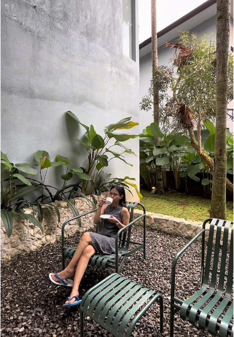 Mau kerja rasa liburan? Cuma ada di Holiday Villa Dago! Yuk booking sekarang📩 📍 Ohara Villa (5 Bedrooms) 👨‍👩‍👧‍👦 Kapasitas Villa : 10-15 orang 📞 0819 1031 4315 🔎 www.holidayvilladago.com #kontenvilla #holidayvilladago #villabandung #villabesar #eventdivilla #familygathering #privatevillabandung #villaprivatepool #explorebandung