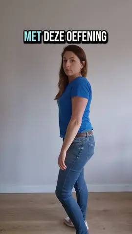 Zit jij de hele dag achter je bureau? Deze simpele stretch is een gamechanger voor je onderrug! In 1 minuut geef je je rug de ontspanning die 'ie verdient. 💆‍♀️ Doe 'm nu met me mee en voel het verschil. 👇 Vooroverrollen met stretch Sta rechtop met je voeten op heupbreedte. Adem uit, leg je kin op je borst en rol langzaam voorover. Buig je knieën en laat je bovenlichaam zakken tot je handen bij je schenen zijn. Ontspan je armen en voel de stretch in je rug. Adem in en rol gecontroleerd weer omhoog, wervel voor wervel. Kom terug naar de beginpositie. 💡 Tip: Deze oefening helpt bij het ontspannen van je rug na lang zitten en bevordert een goede houding. 📍Perfect voor op kantoor 📍Helpt tegen een stijve onderrug 📍Je hoeft niet eens van je plek af 💬 Laat in de reacties weten of jij deze vandaag hebt gedaan! #rugpijn #kantoorleven #werkplekfit #fysiotherapie #rugklachten #rugstretch #gezondwerken #workplacewellness #kantoortips #jessicakamphuis #fysiooefening #nekenschouderklachten #tiktoktfysio #thuiswerken #fitopjewerk --