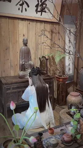 Trong thuận cảnh, nghĩ đến vô thường. Trong nghịch cảnh, nghĩ đến nhân quả.  Thuận cảnh không sinh hư, nghịch cảnh không sinh hận. Có người từng hỏi: 
