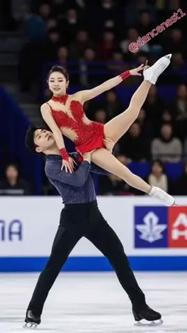 마음을 빼앗는 몸짓, 피겨 여신의 섬세한 손끝! 💖✨#shorts #댄스 #스케이트보드 #ailookbook #IceSkating #dance #sports #shorts 
