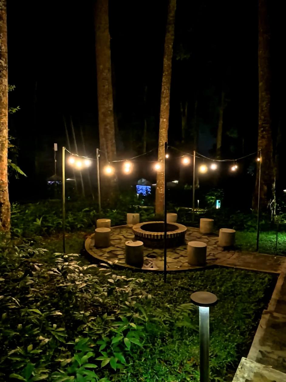POV : Menginap di Tengah Hutan Baturraden. Begini suasana malam harinya, super syahdu dan relaxing.  #bobocabin #bobocabinbaturraden #baturraden #baturaden #purwokerto 