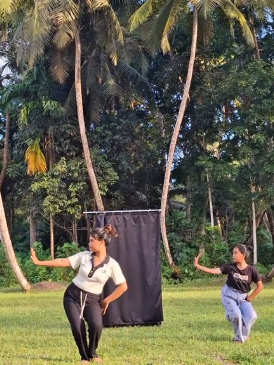 Kolaborasi bareng anak sekolah🙂‍↔️🤏 . . . #yaahowu #onoalawenias #ononihatola💪 #tarikreasi #tarinias #tariniaskreasi #taridaerah #taritradisional #hulobatu #gurusenibudaya #senitari #dosenseni 