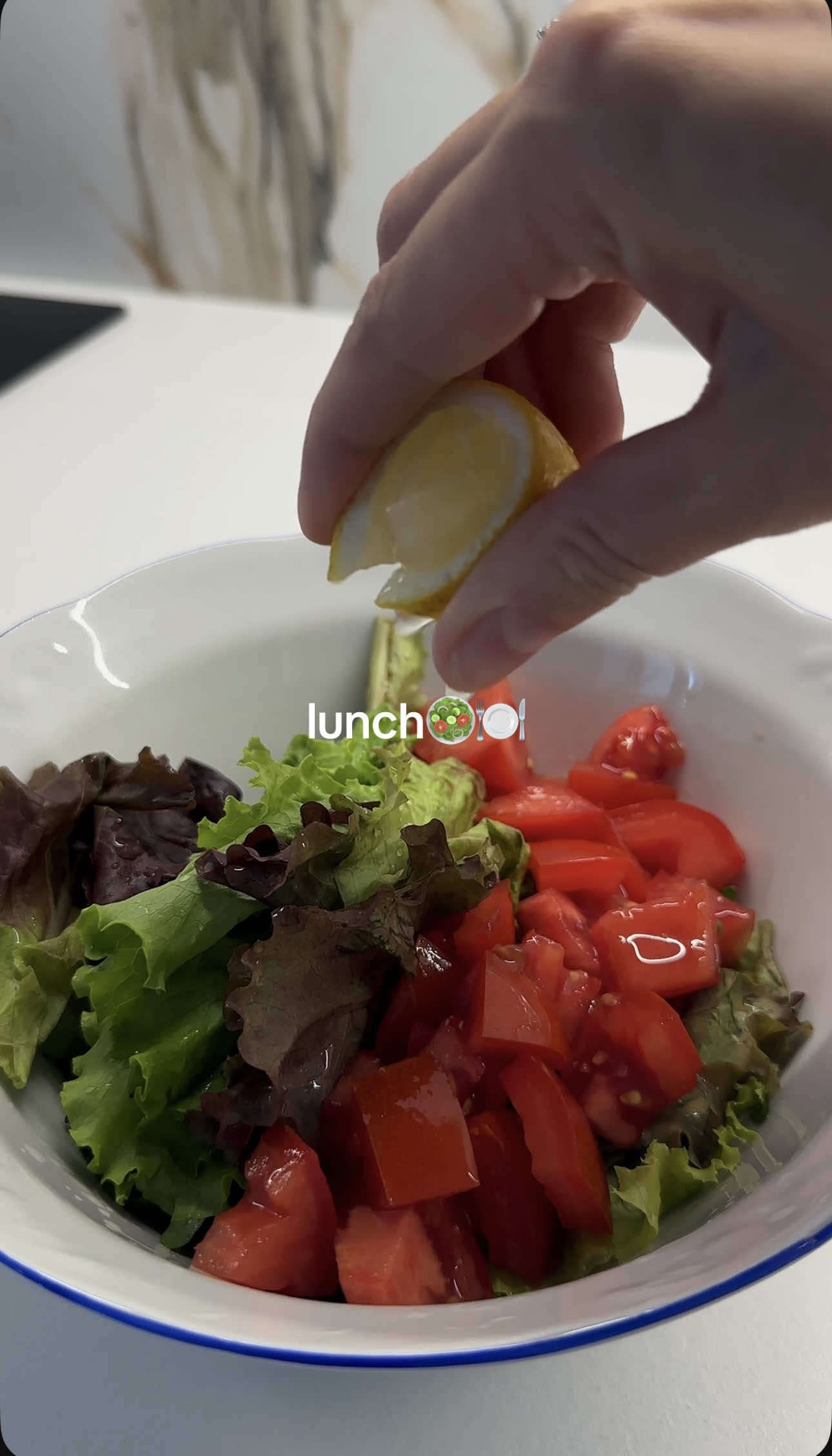 обед🥗🍽️ медальоны из тунца сбрызнуть лимонным соком, посолить и поперчить, обжарить на растительном масле салат: руккола, листья салата, помидор, лимонный сок, брынза или фета, растительное масло приятного аппетита!💓 #обед #идеяобеда #обедпобыстрому #lunch #lunchtime #lunchideas 
