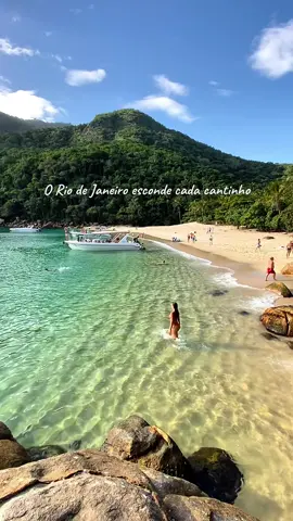 Você consegue adivinhar, sem ler a legenda, onde fica essa praia incrível? 😍 Essa é, sem dúvida, a minha preferida. A água é tão clara que parece feita pra quem ama mergulhar e explorar com snorkel. Um lugar que combina bem com quem curte nadar, relaxar e se conectar com o mar. 🐠 Ela faz parte do passeio Volta à Ilha e fica na Região Sul da Ilha Grande, voltada para o mar aberto. Um daqueles lugares que a gente guarda na memória. Já sabe de qual praia estou falando? É a Praia dos Meros, na Ilha Grande, em Angra dos Reis! 🏝️ #ilhagrande #angradosreis #snorkel #aventura #rj #brasil #fyp