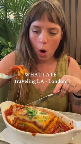 I didn’t used to eat while I travel and now I know if I don’t fuel myself we literally all pay for it 😅 traveling with two little kids will drainnn you if you aren’t caring for yourself! I did eventually find my smoothie in London in case you were worried . . . #wieiad #travelvlog #travelfood #healthywieiad 