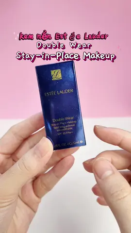 #Kem_nền  siêu HOT siêu thích, với những nàng hay di chuyển hoặc ít make thì 1 em #mini như thế này là quá đủ, lại quá rẻ ❤️ ⚠️ #KEM_NỀN CHUYÊN CHO #DA_DẦU - NHIỀU KHUYẾT ĐIỂM ĐÂY Ạ - Dùng em này dùng làm nền cho cô dâu là perfect luôn nha ⭐️ #ESTEE_LAUDER DOUBLE WEAR FOUDATION 👍Kem nền Estee Lauder Double Wear với độ che phủ rất cao giúp bề mặt da mịn đẹp tự nhiên, che khuất hoàn toàn khuyết điểm trên da, khả năng kềm dầu và giữ màu tối đa lên tới 15 giờ.  👍Sản phẩm phù hợp với làn da dầu và hỗn hợp. Đối với các khuyết điểm rõ rệt như sẹo do phẫu thuật, sẹo mụn, vết bớt, nám da hay giãn tĩnh mạch, sản phẩm kem nền này có khả năng làm mờ hoàn toàn, giúp lớp nền trông tươi tắn và tự nhiên kể cả trong điều kiện nhiệt độ nóng ẩm hay vận động liến tục.  👍Estee Lauder Double Wear không chứa thành phần hương liệu nên không gây mụn, không làm đổi màu da. 👍Kem nền Estee Lauder Double Wear sở hữu lớp kem mỏng nhẹ như nước nên khi bôi lên da sẽ không tạo cảm giác nhờn rít, mang đến độ căng nhẹ tự nhiên cho da. Sản phẩm dường như có thể hay thế cho kem che khuyế điểm (concealer) bởi độ che phủ tuyệt vời.  👍Estee Lauder Double Wear là sản phẩm kem nền nối tiểng bán chạy nhất của thương hiệu mỹ phẩm danh giá Estee Lauder  - Đây là kem nền nổi tiếng nhất và bán chạy nhất của Estee Lauder. - Lớp kem nền mỏng,nhẹ cho vẻ đẹp rạng rỡ và tươi mới. - Bền màu đến 15 giờ, chống nắng với SPF10. Cách dùng Sử dụng Kem nền Estee Lauder Double Wear sau bước kem lót khi trang điểm. #kemnenesteelauder #esterlauder #kemnen #makeupartist #lamdep #trangdiem 