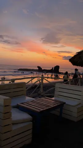 “¿Tu fiesta legendaria?, para mí es un viernes cualquiera”.  #elsalvador #sunset #eltunco @El Tunco Beach 