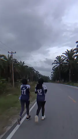 #CapCut  ajakin lari dong kak😋😉 #fyp #joging #jersey #kembar #duo #ais #manda #bengkuluutara #jp @nda 