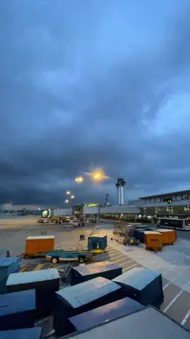 Ngày mưa ... #vietnamairlines  #tansonnhatairport  #suy 