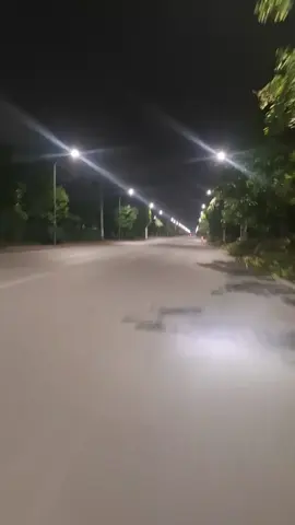 Làm về mà k thấy đôi nào ôm nhau để đứng lại xem  hay trưa đến giờ trăc vẫn sớm ....😆😆😆😆