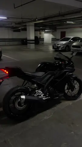 Terror da noite 🥷🏼🖤🖤#r15 #r15v3 #yamaha #yamahar15 #yzfr15 #allblack #r15black #r15v3lovers #bikelover #bikelife #bike #motorcycle #fyp #foryour