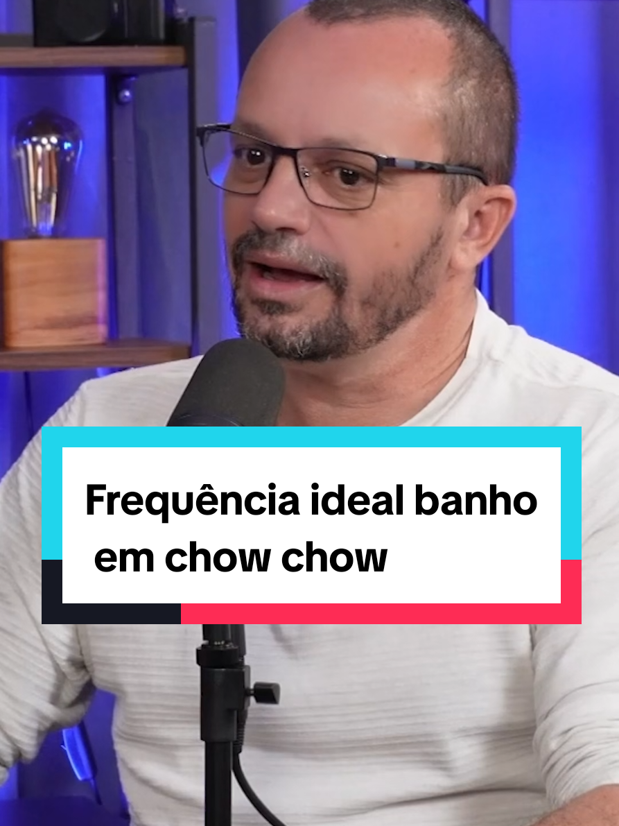 🎙 Corte do Episódio #32 | Com Nilson Zaparoli (@nilsonzaparoli), Referência e especialista em Chow Chow! 🐾 Qual a frequência ideal de banho para um Chow Chow? Nilson explicou que o ideal é dar banho no Chow Chow a cada 15 dias. Segundo ele, muitos tutores acreditam que podem esperar de 6 meses a até um ano para dar banho, mas essa prática não contribui para melhorar o comportamento do cão. 📍 Assista agora no YouTube e Spotify! 🎥 Link na bio. #PetCast #PodcastPet #ChowChow #RaçaChowChow #DogLovers #PetLovers #TutorResponsável #Cachorro #PetsFelizes #PetCare #Curitiba #VetCuritiba #Veterinária #AdoteUmPet #BanhoETosa #AmorPorPets #DogFacts #PetTips #petcommunity 