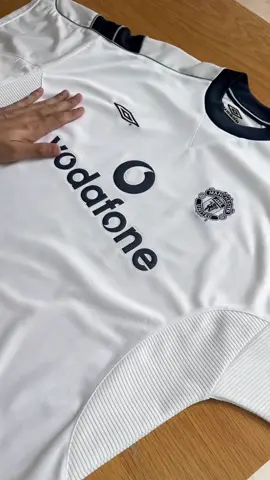 Manchester United 2000/01: quando Old Trafford era terra de lenda e respeito. 🔥🔴 Época de Beckham mandando bola na cabeça, Scholes batendo de fora sem dó e Giggs voando pela ponta. Só camisa pesada, só craque raiz... e um manto que carrega história de verdade. Essa não é qualquer camisa. É daquelas que você vê e lembra de jogão, disputa de título e respeito no gramado. Quem viveu sabe: isso aqui é futebol de verdade, sem modinha. 👉 Quer sentir esse clima de lenda no armário? A Golbox te joga direto pra essas épocas brabas. Garante a tua antes que suma! #Golbox #ManUnited2000 #camisadetime #futeboleuropeu #beckham #cabelocacheado #tatuagembrasil 