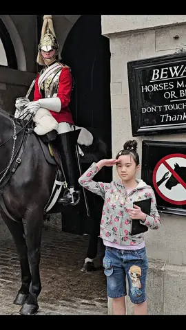Guard Tells Japanese Girl to Move - She Salutes and Bows! #kingguard #tourist #travel #History