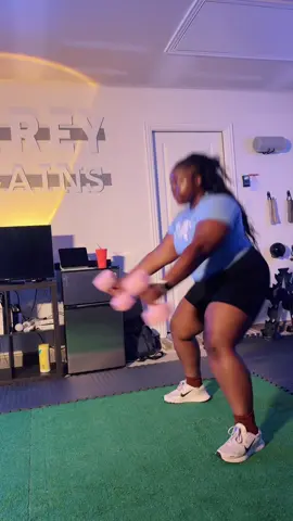 With 8lb dumbbells is crazyyyy 🤪 #bootyworkchallege #workoutchallenge #thicktok #squatchallenge 