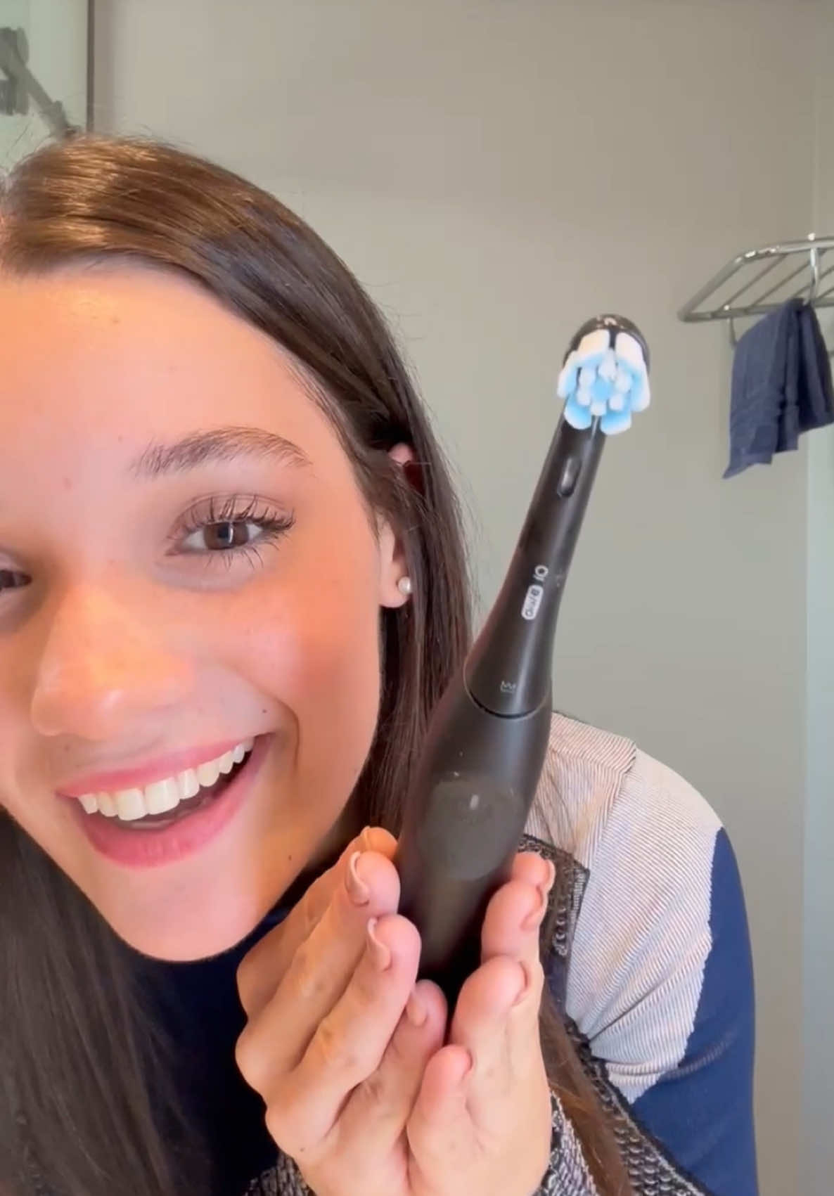 LANÇAMENTO FRESQUINHO! A nova escova elétrica iO2 da @Oral-B chegou e eu já tô viciada! Tecnologia, praticidade e aquele cuidado que só a Oral-B entrega! ❤️ #oralbrasil #confiaéoralb #publicidade