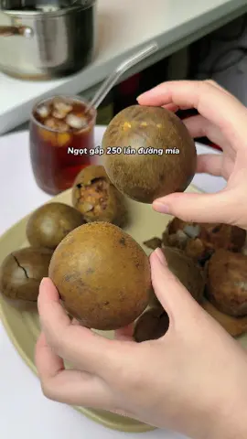 Quả la hán có vị ngọt tự nhiên, thơm đặc trưng. Rất phù hợp để làm nước uống giải khát lành mạnh và thay cho đường hoá học😊  #reviewanngon #qualahan #fuongthieungu 