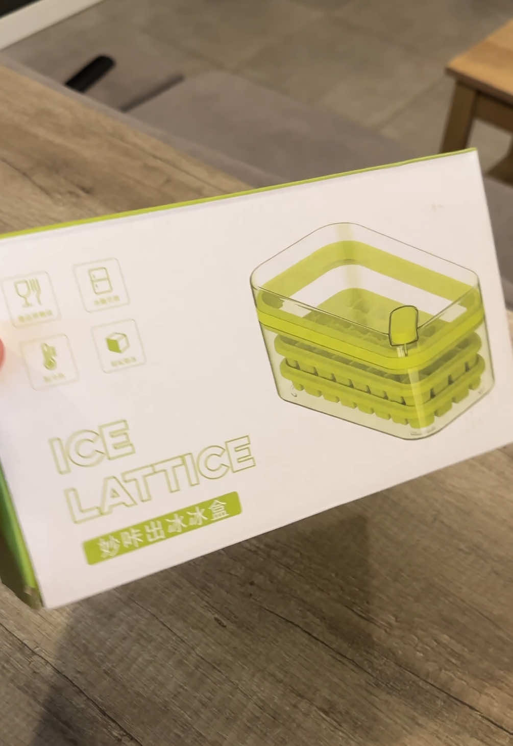 🧊✨ ¡La hielera más canchera llegó a Barú! ✨🧊 ¿Listos para decirle chau al lío de sacar hielos? Con la Ice Lattice tenés todo en uno: ▫️ 2 cubeteras con sistema pop (apretás el botón y ¡plop! salen directo) ▫️ Contenedor de acrílico transparente ▫️ Pala incluida para servir sin drama Perfecta para tus tragos, café frío o para tener siempre hielitos listos con estilo 😎❄️ 💸 20% OFF pagando por transferencia o efectivo 💳 3 y 6 cuotas sin interés 🚛 Envío gratis en CBA Capital y a todo el país desde $70.000 🎥 Mirá el video, flasheá con el mecanismo y sumala a tu cocina que se agotan rápido. #BarúHome #IceLattice #HieleraConEstilo #DecoCocina #AccesoriosDeCocina #KitchenGoals #EstiloBarú #CasaConOnda #TragosConEstilo #TendenciasHogar #BarúTips #CocinaOrganizada #VeranoTodoElAño