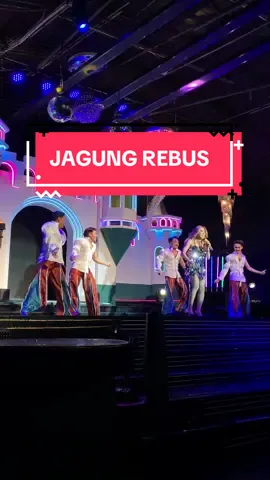 Bagi bagi Jagung di panggung @ramintencabaret . #aylasaras #jagungrebus #mayajasika #cabaret #cabaretshow #ramintencabaretshow #dragqueen #lipsync 