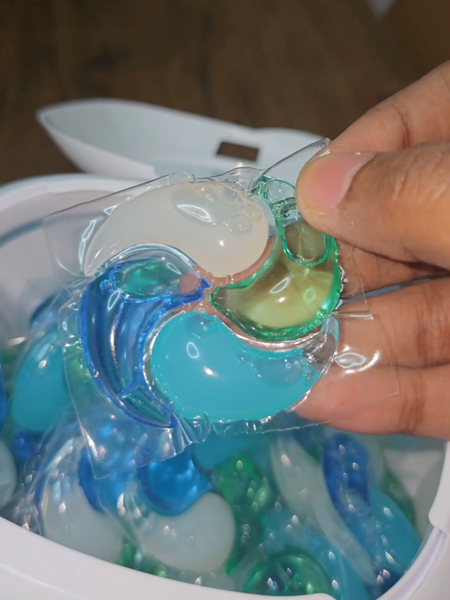 Nomieo 4 in 1 laundry pods. Formulated for kids but good for  all clothes.  Get yours while the bundle offer is still on : buy 3, get 1 free. Hurry! Wear clean and fresh smelling clothes everyday! #nomieo #laundrypods #smellamazing #cleanclothes  #fresh #brightclothes #bundleoffer #createtowin #lovethesmell 