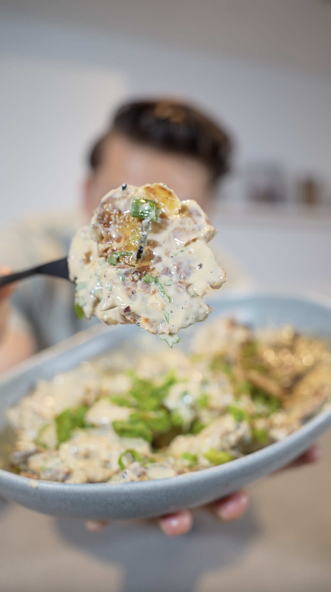 Knuspriger Asiatischer Kartoffelsalat Zutaten für 2 Personen 1.2kg Kartoffeln (festkochend) Salz Pfeffer Olivenöl Kartoffeln für 45min bei 200°C (Umluft) in den Ofen geben Sauce 250g Naturjoghurt 4 EL Mayonnaise (light) 3 EL Mandel- oder Cashewmus 3 EL Sojasauce 1 EL Sesamöl 2 Knobaluchzehen 1 Stück Ingwer (5g) 1/2 Zitrone (Saft) 1 EL Zitronenabrieb 2 EL Chiliöl (optional) 1 EL Ahornsirup (optional) 1 EL Sesamkörner (schwarz & weiss) 1/2 Bund Frühlingszwiebeln 1/2 Bund Koriander (oder Petersilie) #kartoffelsalat #potatosalad #salat #salad #kartoffeln #sommer #fy #viral #rezept #Recipe #Summer #kochen #backen #lecker