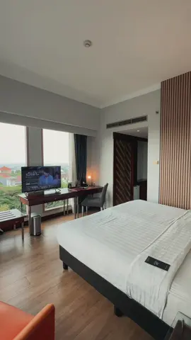 Kamar sih deluxe, tapi view-nya? Premier banget! ✨ Staycation tuh bukan soal kemana, tapi dimana kamu merasa tenang 🧖🏻‍♀️🕯️ Scroll terus atau langsung book? Klik link di bio yah!🙌🏻 #itsgottobethegrandcandi #staycation #hiddengems #semarang #hotel 