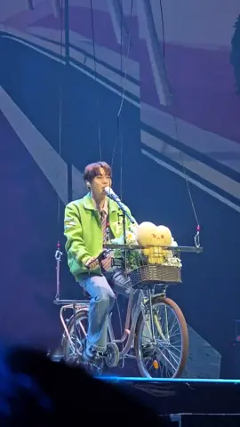 First step 🎶 doyoung rode a bike to the extended stage ON AIR cr.NCTDAOYING#DOYOUNG #도영 #kimdoyoung #Doyoung_doors_inseoul #doors_seoulday1 #doyoungsoloconcert 