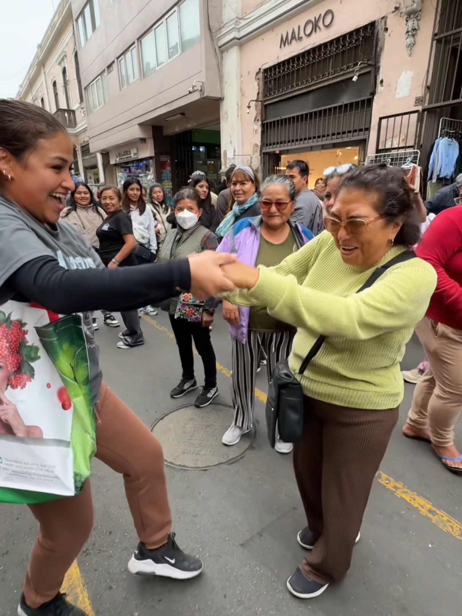 🐍 Como una boa... la Ruleta VAOPE sigue por las calles de Lima 🎉 ¡Y trae retos y sorpresas que te van a hacer bailar de emoción! 💃 ¿Te la vas a cruzar? 👀 #RuletaVaope #Dinamica #Calles #Lima #Trend #Entradas #Vaope