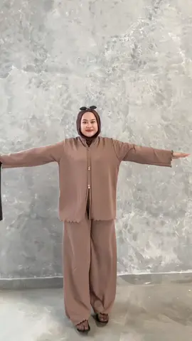 Pakai yang extra jumbo look nya lebih bagus , bbku 70kg btw😍 #setelanwanita #denacollection #setelancelana #setelanjumbo 