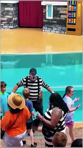 Oh Tom funny! #mime #funny #funnyvideos #orlando #fyp #for #comedyvideo #veryfamous #mimefunny #seaworld #smiles #clown #tomthemime #tom 