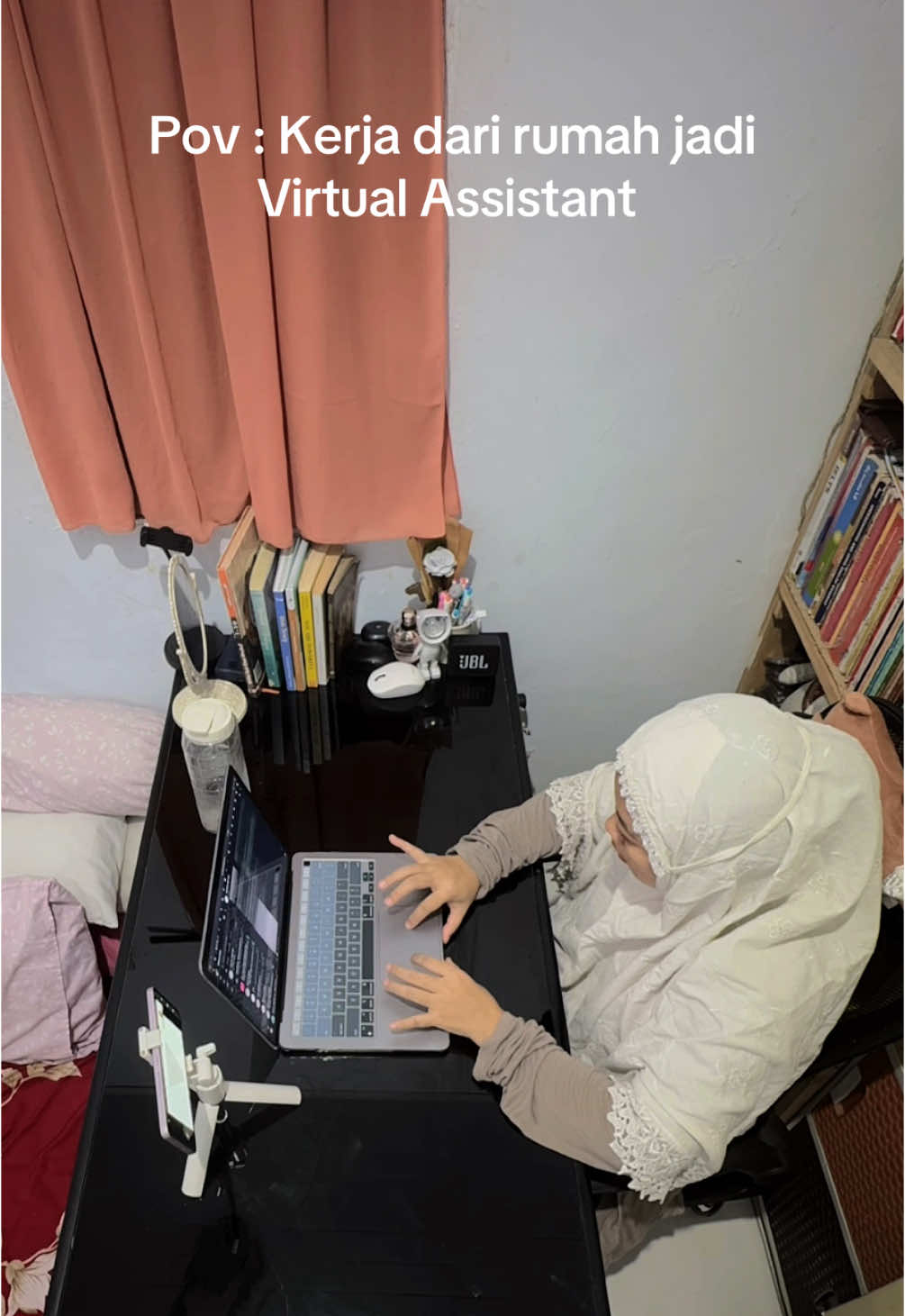 POV: Kamu kerja dari rumah sebagai Virtual Assistant  Nggak perlu ngantor, nggak perlu meeting tatap muka. Cukup duduk di depan laptop, buka email, atur konten, balas leads, kirim invoice, semuanya bisa dilakukan dari rumah. ⁣ Sebagai Virtual Assistant, aku bantu pemilik bisnis untuk kelola media sosial, bikin desain Canva, dan support administrasi mereka. ⁣ Kerja online, waktu fleksibel, gaji tetap jalan 💻 ⁣ Kamu juga bisa mulai karier sebagai Virtual Assistant remote asal punya koneksi internet, laptop, dan kemauan buat belajar skill dasar seperti email handling, content planning, atau data entry. ⁣ Mulai kerja online dari rumah bukan cuma mimpi. Ini realita baru yang makin banyak dicari. ⁣ 📌 Tertarik jadi VA? Simpan postingan ini & cari tahu lebih lanjut! #VirtualAssistantRemote #KerjaOnlineDariRumah #FreelanceIndonesia