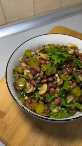 Вам понравится 😋 Очень вкусный и сытный салат 🥗  👨‍🍳Продукты :  - кон.фасоль 1 банк  - кое.шампиньоны 1 банка  - Огурцы маринованные 250-300гр - Укроп/ Петрушка/ Лук зеленый  - микс салат 1 пач  - Жареная говядина  - Для соуса : - 2ст.л соевый соус  - 2ст.л кисло-сладкий соус  - соль и перец  - прованские травы  - Масло Растительное ( горячее )  👨‍🍳Приготовления. Смотрим видео и все повторяем 😌👌