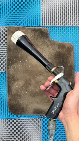 Nettoyage satisfaisant et relaxant de ce tapis de voiture très sale et remplie de terre … #CleanTok #clean #satisfying #satisfyingvideo #cleaning 