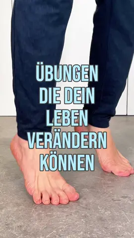 FOLGE MIR, wenn du endlich deinen Füßen die Aufmerksamkeit schenken willst, die sie verdienen! 🦶💥 Wusstest du? Deine Füße sind das Fundament deines ganzen Körpers! Schwache Füße können zu: ✖️ Rückenschmerzen ✖️ Haltungsproblemen ✖️ Gleichgewichtsstörungen führen Meine 5-Übungen-Routine (20 Wiederholungen pro Seite) hilft dir: ✅ Starke Fußgewölbe aufzubauen (bye-bye Plattfüße!) ✅ Flexibilität zu verbessern ✅ Schmerzen zu lindern (auch bei Ballenzehen!) ✅ Balance & Haltung zu optimieren Warum das so wichtig ist: ▪️ Gesunde Füße = bessere Beweglichkeit im ganzen Körper ▪️ Starke Füße = mehr Stabilität im Alltag ▪️ Trainierte Füße = weniger Verletzungsrisiko 👉 FOLGE MIR und entdecke einfache, aber effektive Übungen für: • Füße – deine Basis • Hüfte – dein Zentrum • Rumpf – deine Stabilität Starte JETZT und spüre den Unterschied! 🚀 #GesundeFüße #Fußschmerzen #FußÜbungen #Fußgesundheit #StarkeFüße #Plantarfaszie #BarfußTraining #Fußpflege