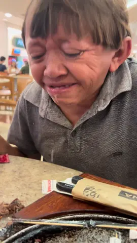 Alegria medonha pela primeira vez tomar no chopp