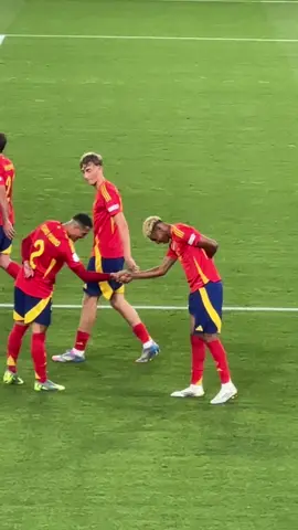 the future is in safe hands #lamineyamal #futbol #viralvideos #Soccer #edits #clips #fy #fypage #dance #celebration #tiktok #viral 
