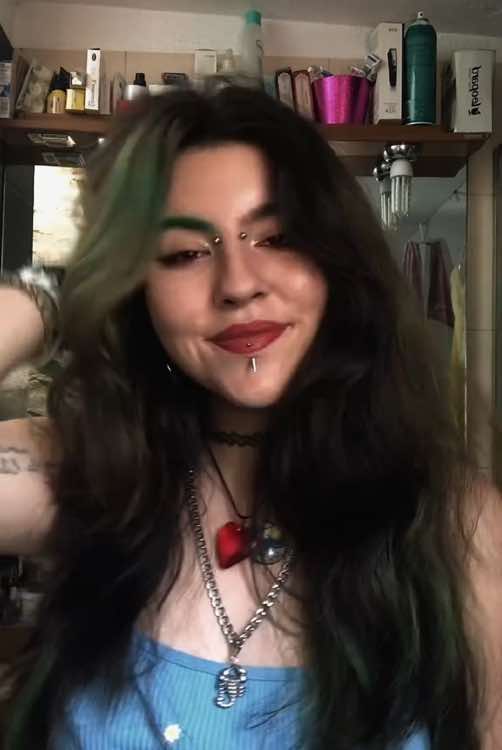 Me broté y antes de hacer un mal mayor decidí ponerme modo quimicefa y hacerme un cambio de look. Podéis llamarlo muy tlp de mi parte pero yo lo llamo todo un éxito. Guapa, limpia y sin ninguna decisión de la que me hiera!!!! la vida es un juego y el pelo crece, que vivan los colores, la creatividad y la auto expresión, un abrazo enorme a todos🫂 (es un video de hace un par de meses, ya estoy mejor ❤️‍🩹) #saludmental #trastornolimitedelapersonalidad #girlinterrupted 