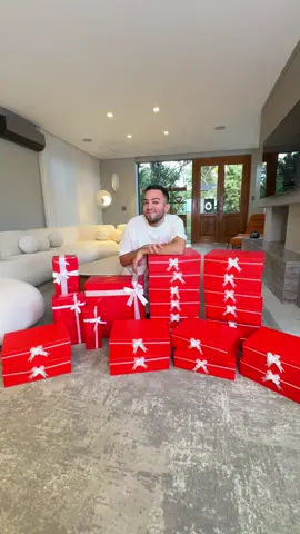 FELIZ 24 MILHÕES 🥳🎁 Pra comemorar montei 24 CAIXAS INCRÍVEIS pra dar pra 24 de vocês 🙌🏻😍 SIMMM, VOCÊS MERECEM! E pra ganhar: só curtir, marcar 2 amigos e seguir! Resultado dia 05 de julho