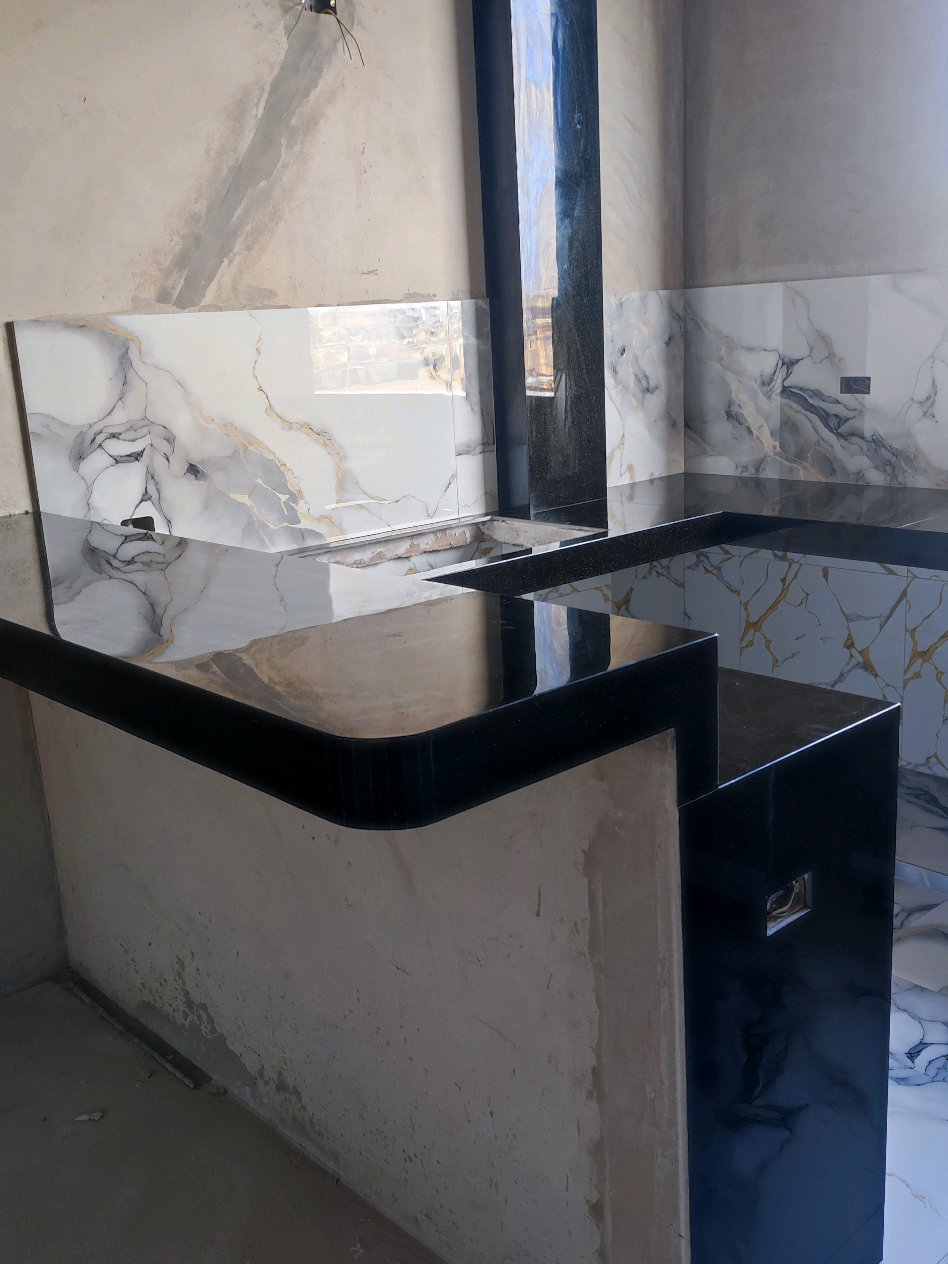 𝘾𝙊𝘾𝙄𝙉𝘼 𝙏𝙀𝙍𝙈𝙄𝙉𝘼𝘿𝘼 ✅ ✅ Mesa enchapada con porcelanato negro de 150x75 escarchado. ✅ Pared y piso enchapado con porcelanato 120x60 marmoleado. ✅ Filos de mesa en corte 45° con aplicación de resina escarchada. ✅ Lavadero debajo del porcelanato y filos pulidos. #porcelanarte #cocinaentiktok #cocinasmodernas #corte45 #resina #enchapado #porcelanato #ica 