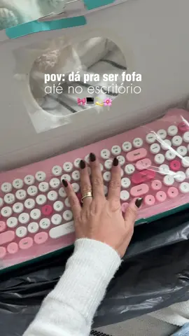 quem disse que não dá pra ser fofa no escritório?! 🎀💻🌸💫  se você gostou e quiser o link é só comentar que eu te envio por mensagem 💌✨ #💻 #escritório #homeoffice #computador #notebook #teclado #mouse #tecladorosa #shopee #shopeebr #escritorio #fyp #🎀 