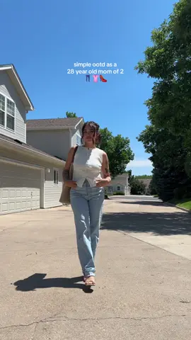 going to 7 brew for the first time today!! 🤩  #momootd #simpleootd #jeansoutfitideas #levisribcage #kittenheelsoutfit 