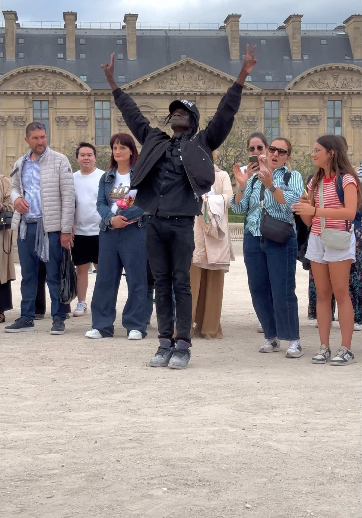 Please ENJOY LIFE AND SHARE LOVE ALWAYS😘❤️✨🙏🏿 #dance #michaeljackson #moonwalk #paris #salifcrookboyz #salifgueye #saliflasource #explore #foryou 