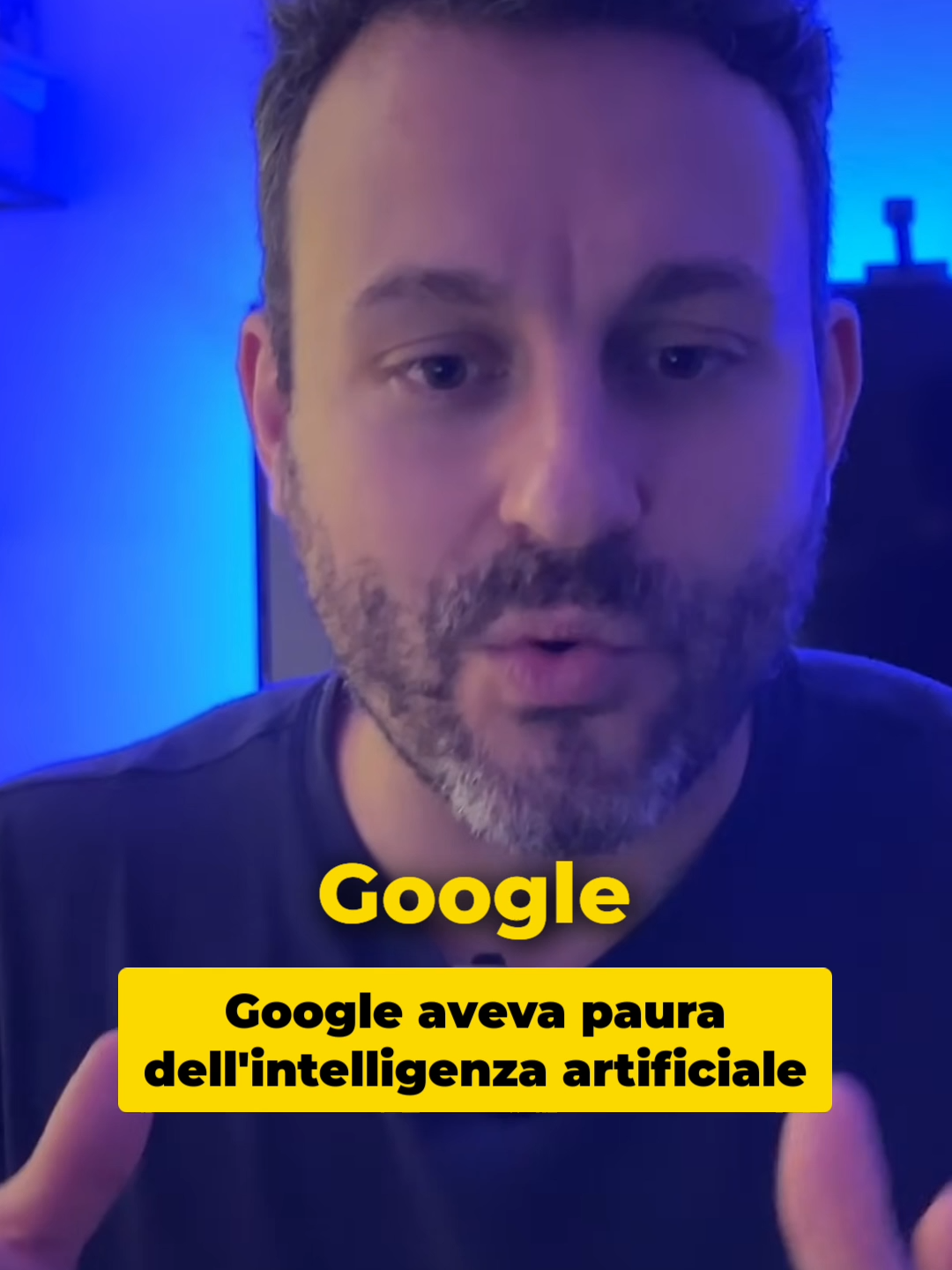 GOOGLE AVEVA GIÀ L’INTELLIGENZA ARTIFICIALE DI OPENAI👇🏻 Per anni Google ha tenuto nascosta la sua tecnologia più avanzata. Il motivo? Proteggere il suo business più redditizio: la pubblicità legata alla ricerca. Rilasciare un assistente AI come ChatGPT avrebbe ridotto le ricerche, e quindi i clic sugli annunci sponsorizzati. Solo dopo il successo di OpenAI, Google è stata costretta a reagire e recuperare terreno. Un esempio di come l’innovazione può essere bloccata da interessi economici enormi. Conoscevi già questa strategia di Google?